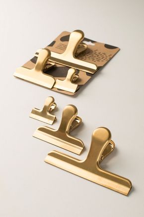 Conjunto-com-tres-pregadores-dourado