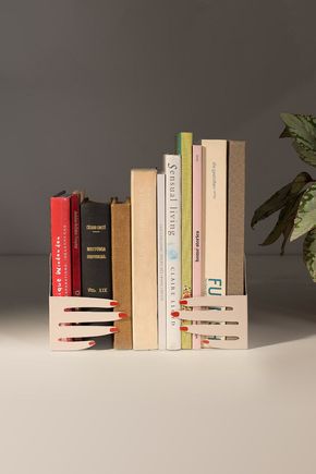 Porta-livros-metal-maos