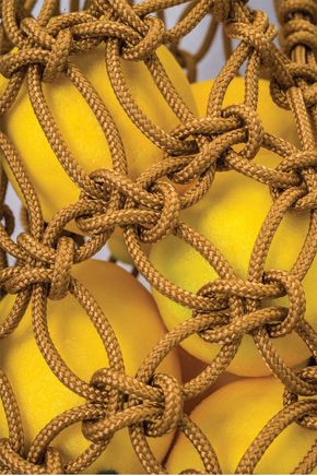 Fruteira-macrame-pendente-dourada