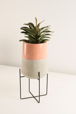 Vaso-com-pe-de-metal-coral-m