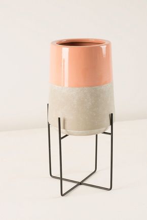 Vaso-com-pe-de-metal-coral-m