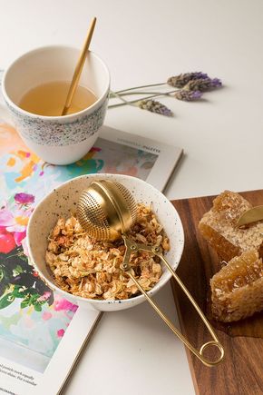 Infusor-de-cha-dourado