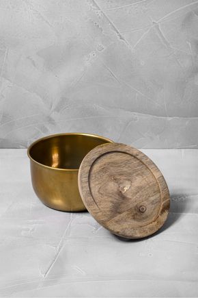 Pote-metal-dourado