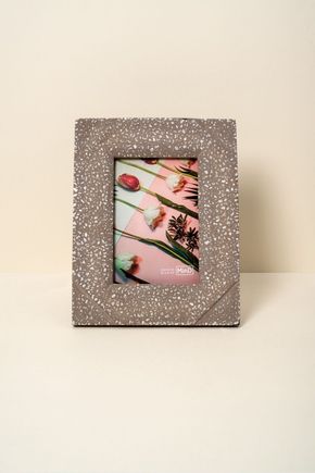 Porta-retrato-terrazzo-cinza-claro