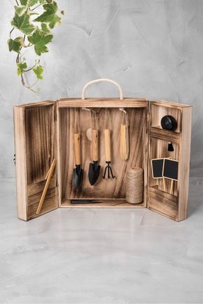 Armario-com-ferramentas-jardinagem