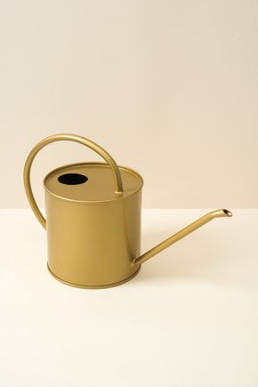 Regador-metal-dourado