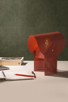 Luminaria-de-mesa-metal-vazado-terracota
