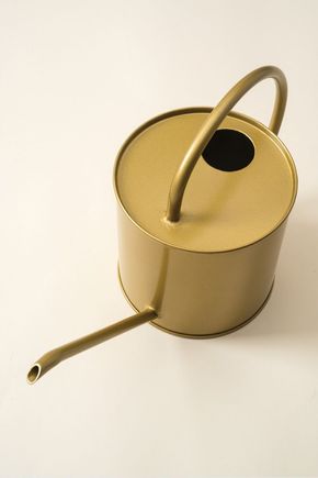 Regador-metal-dourado