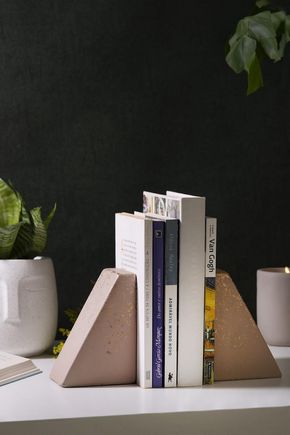 Porta-livros-ceramica-piramide