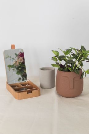 Porta-bijoux-com-espelho-de-madeira