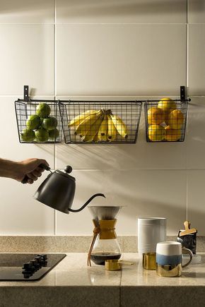 Fruteira-parede-metal-preta