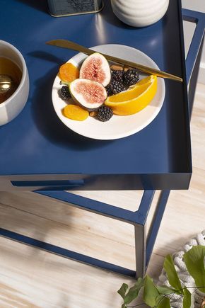 Mesa-com-bandeja-removivel-azul