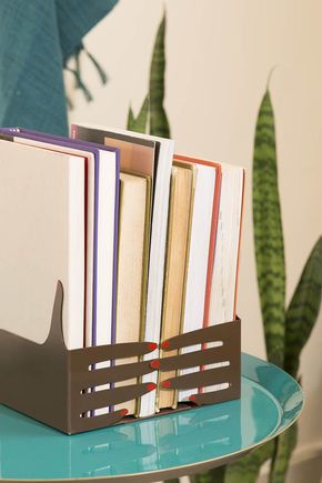 Porta-livros-metal-maos-pretas