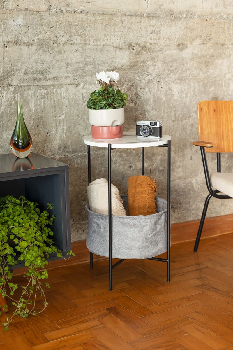 Mesa lateral com bolso